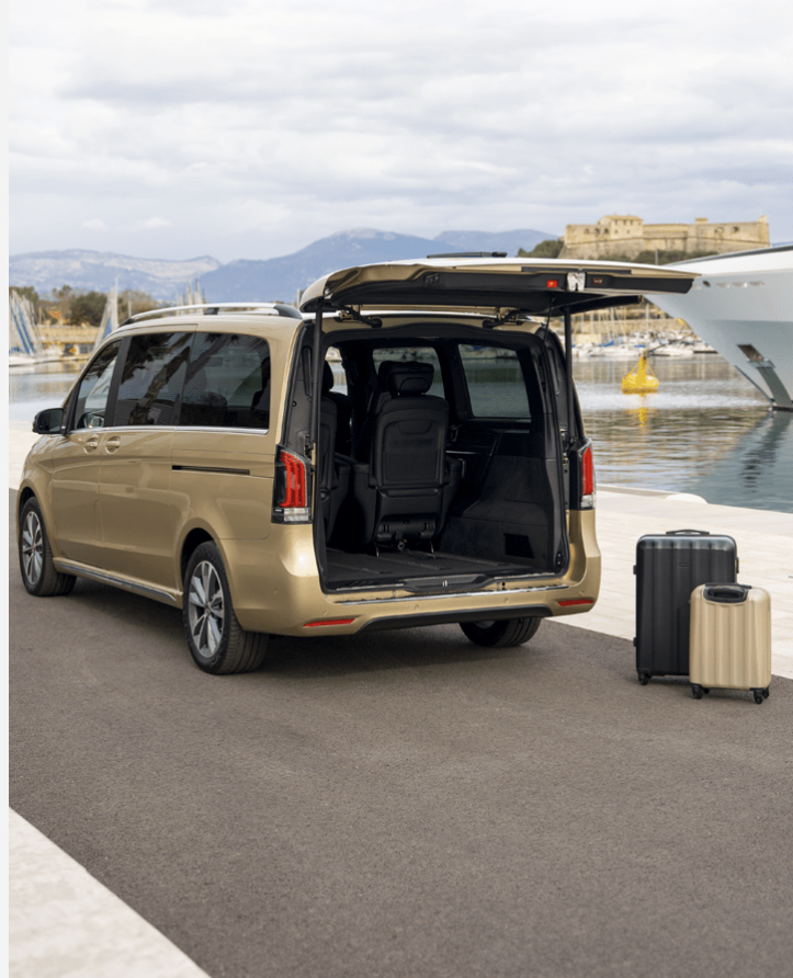 Mercedes Classe V premium avec coffre ouvert et bagages